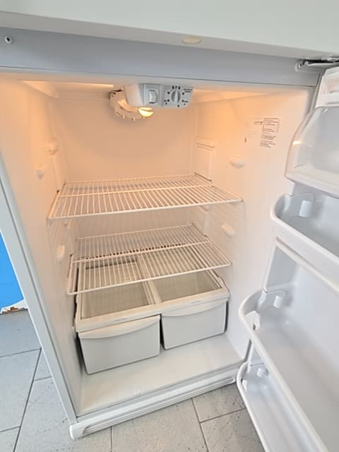 Frigidaire 30" Refrigerador con congelador superior Blanco - Refrigeradora Reacondicionado 3
