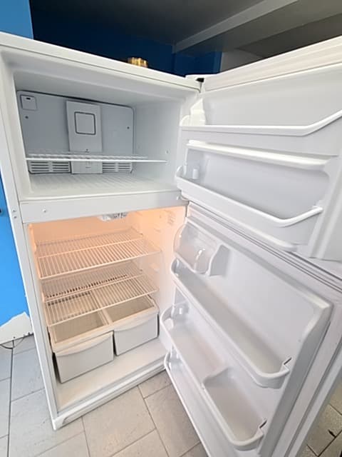 Frigidaire 30" Refrigerador con congelador superior Blanco - Refrigeradora Reacondicionado 4