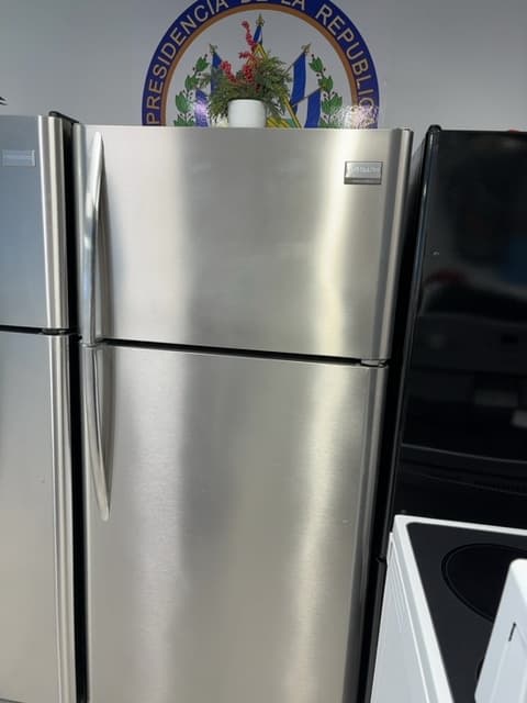 Frigidaire 30" Refrigerador con congelador superior Plateado - Refrigeradora Reacondicionado