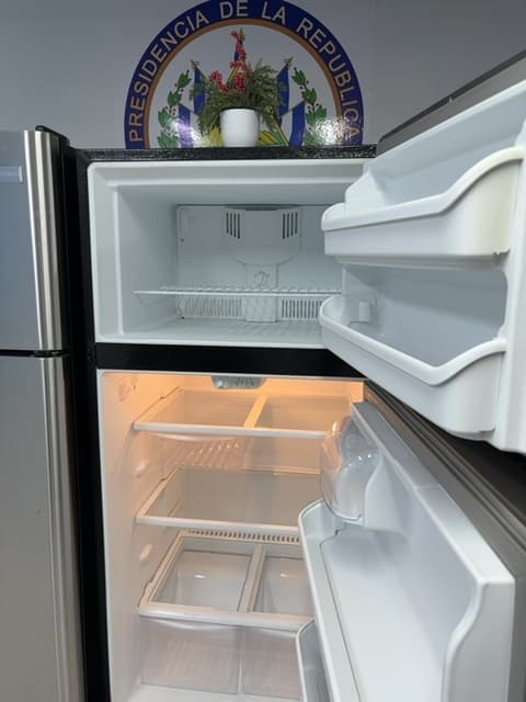 Frigidaire 30" Refrigerador con congelador superior Plateado - Refrigeradora Reacondicionado 3