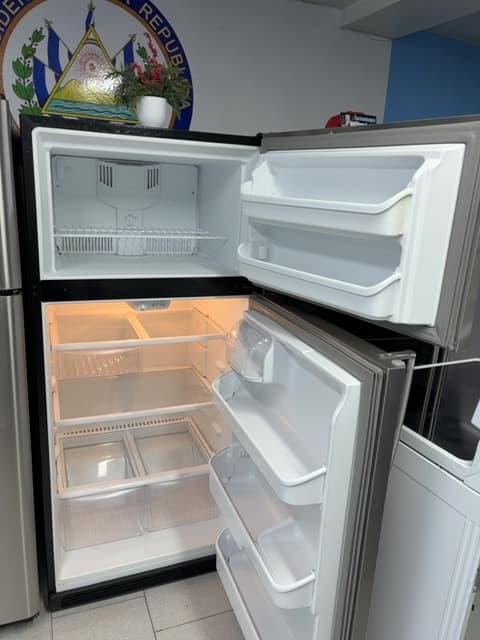 Frigidaire 30" Refrigerador con congelador superior Plateado - Refrigeradora Reacondicionado 4