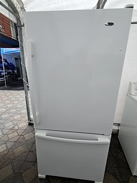 Amana 30" Refrigerador con congelador inferior Blanco - Refrigeradora Reacondicionado 1