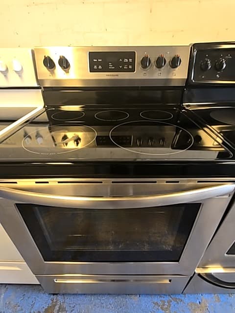 Frigidaire 30" Estufa eléctrica de vidrio Plateado - Estufa Reacondicionado