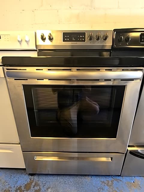 Frigidaire 30" Estufa eléctrica de vidrio Plateado - Estufa Reacondicionado 4