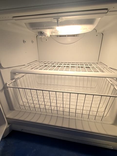 Amana 30" Refrigerador con congelador inferior Blanco - Refrigeradora Reacondicionado 3
