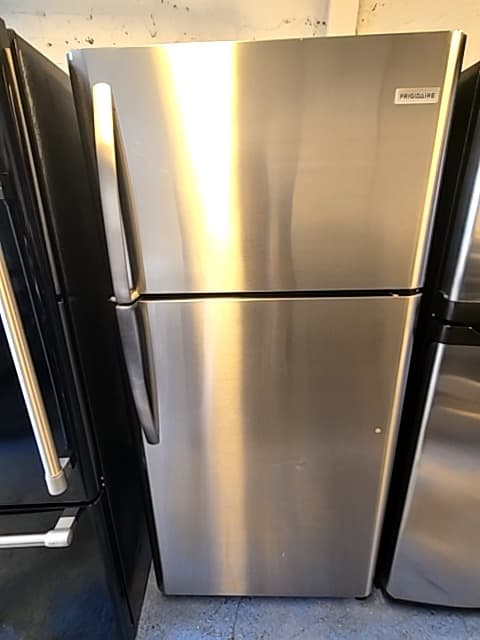 Frigidaire 30" Refrigerador con congelador superior Plateado - Refrigeradora Reacondicionado