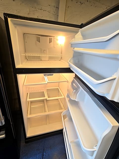 Frigidaire 30" Refrigerador con congelador superior Plateado - Refrigeradora Reacondicionado 4