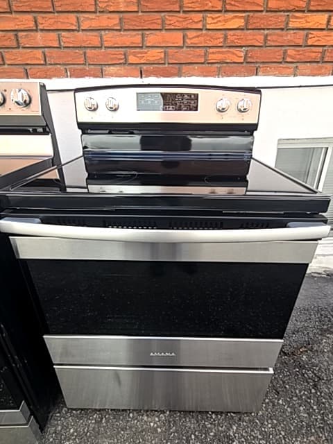 Amana 30" Estufa eléctrica de vidrio Plateado - Estufa Reacondicionado